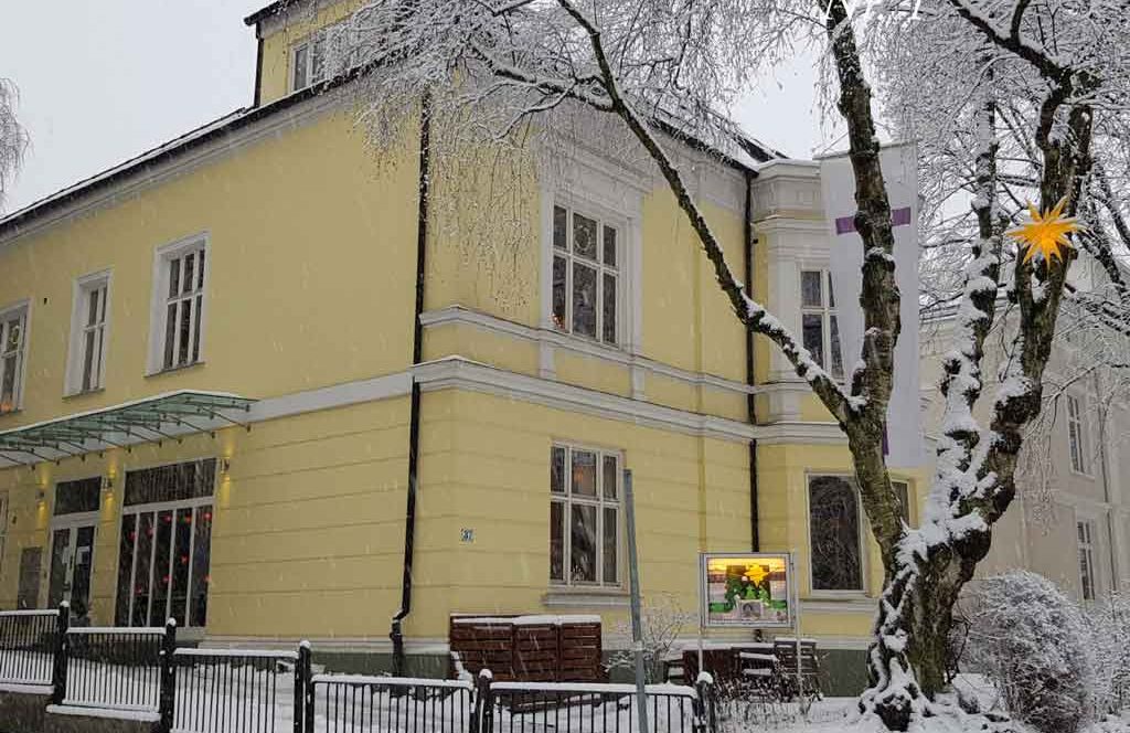 Das Haus der Gemeinde im Winter